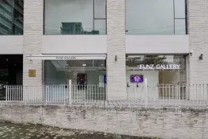 모던 화이트 브릭 NFT 갤러리 외관 디자인